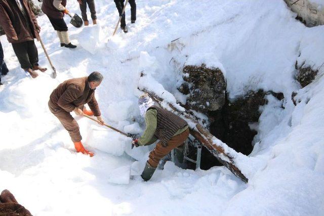 Dağdaki Doğal Deliğe Yaz İçin Tonlarca Kar Depolandı