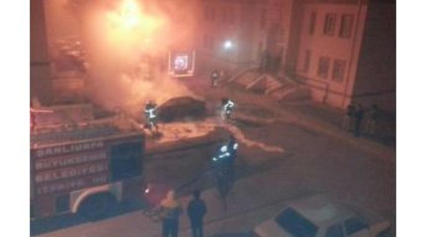 Park Halindeki Otomobil Alev Aldı