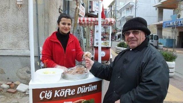 Burhaniye’de Etsiz Çiğ Köfte Rağbet Gördü