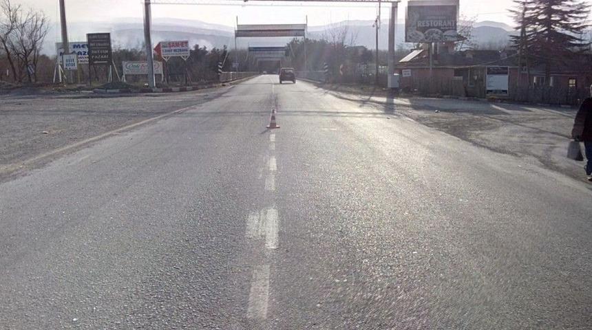 Dolmuştan İnip Karşıya Ge&ccedil;erken Otomobil &Ccedil;arptı