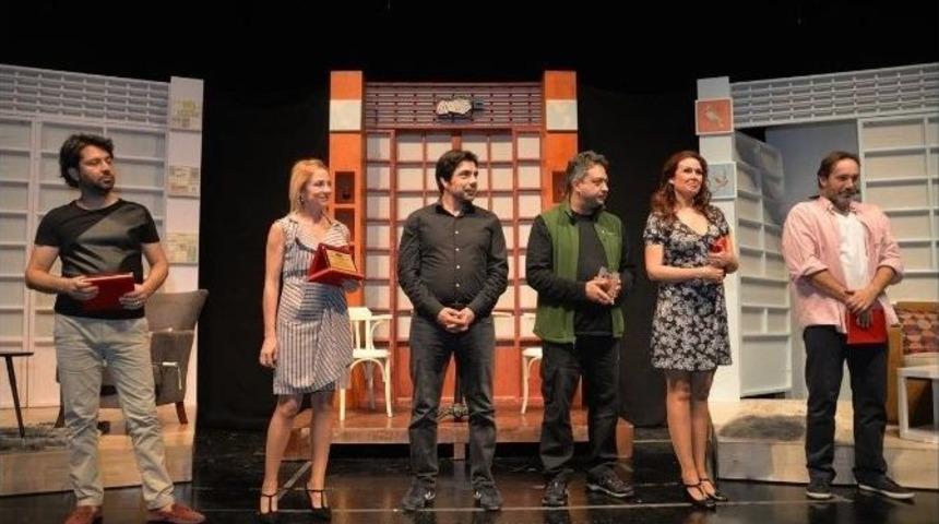 Bilecik&rsquo;te &lsquo;ne Seninle Ne Sensiz&rsquo; Adlı Oyun Tiyatroseverlerle Buluştu