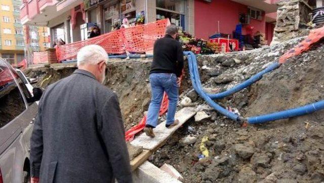 Yol Seviyesi Düşürülüp Binaya Giriş Çıkış Zorlaşınca, Afişli Tepki Geldi