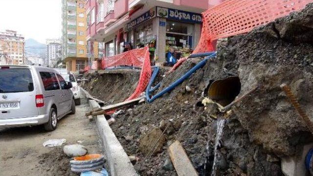 Yol Seviyesi Düşürülüp Binaya Giriş Çıkış Zorlaşınca, Afişli Tepki Geldi