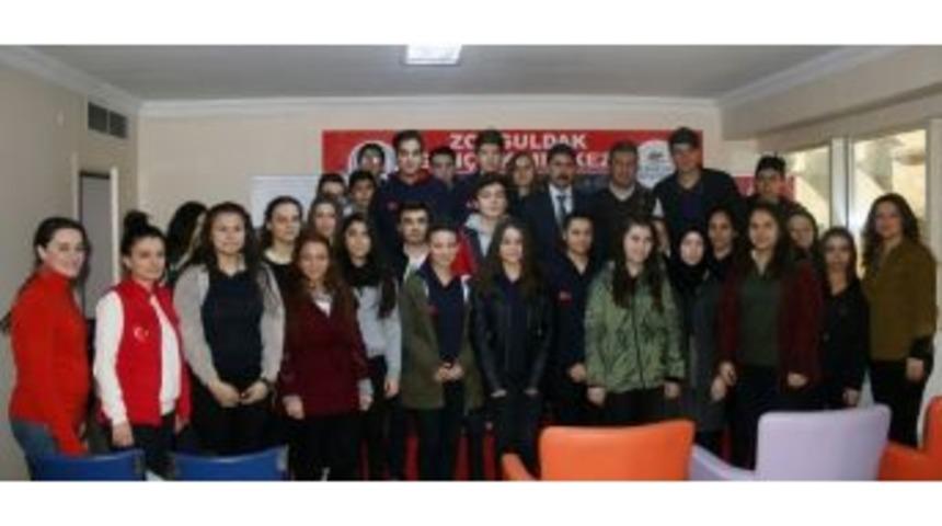 Gen&ccedil;lere Hukuk Eğitimi Semineri Verildi