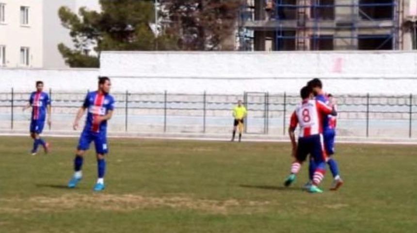Kendisine Faul Yapan Rakibine Kafa Attı