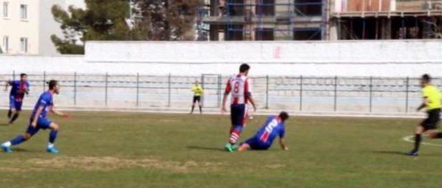 Kendisine Faul Yapan Rakibine Kafa Attı