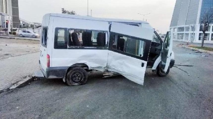 Şanlıurfa'da, Minib&uuml;s Ile Otomobil &Ccedil;arpıştı: 1 &Ouml;l&uuml;, 3 Yaralı