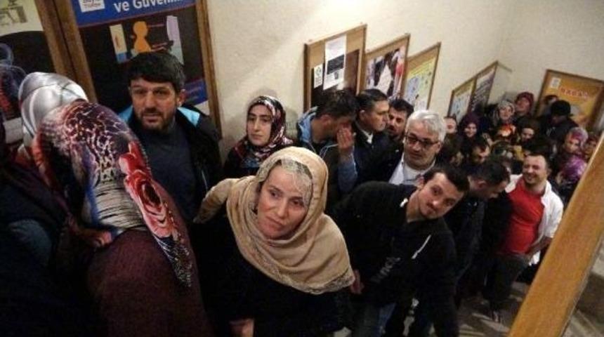 Rize&rsquo;De 2 Bin Kişinin Işe Alınacağını Duyan Sıraya Girdi