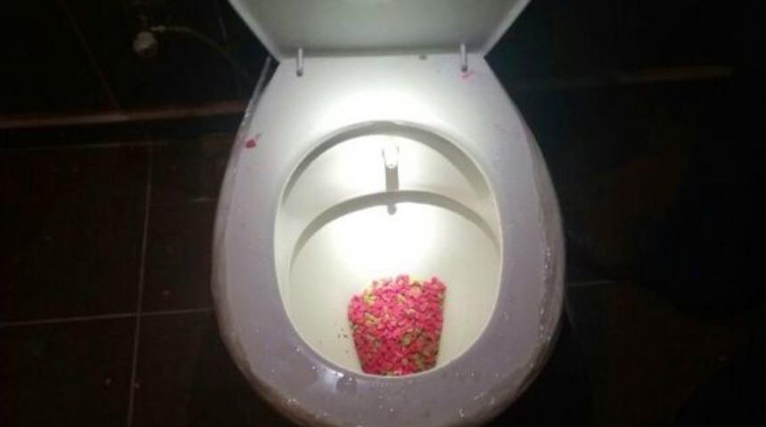 Uyuşturucu Tacirleri ’sifonu’ Çekemeden Yakalandı