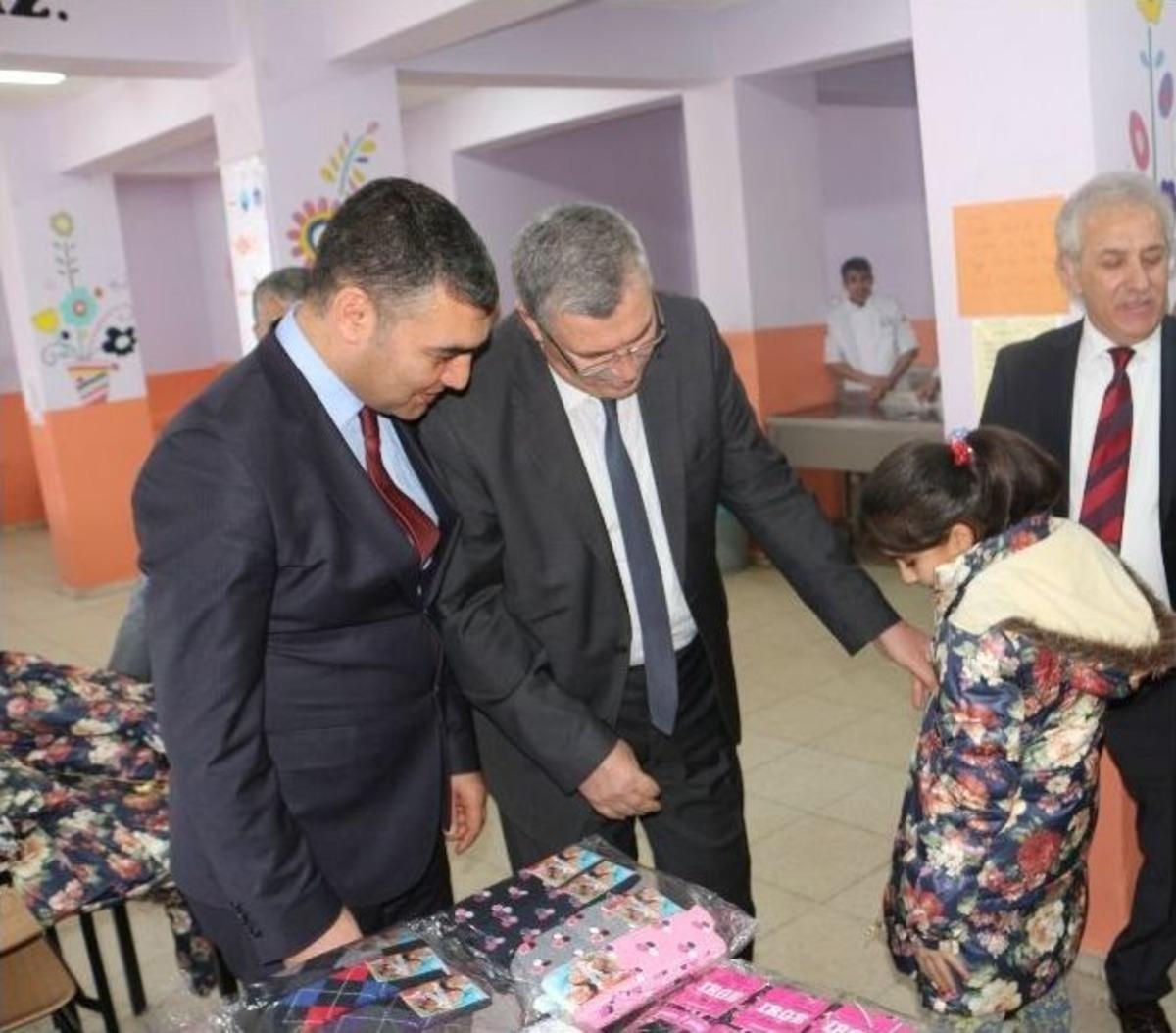 Ağrılı İhtiya&ccedil; Sahibi &Ouml;ğrencilere Giyim Yardımı