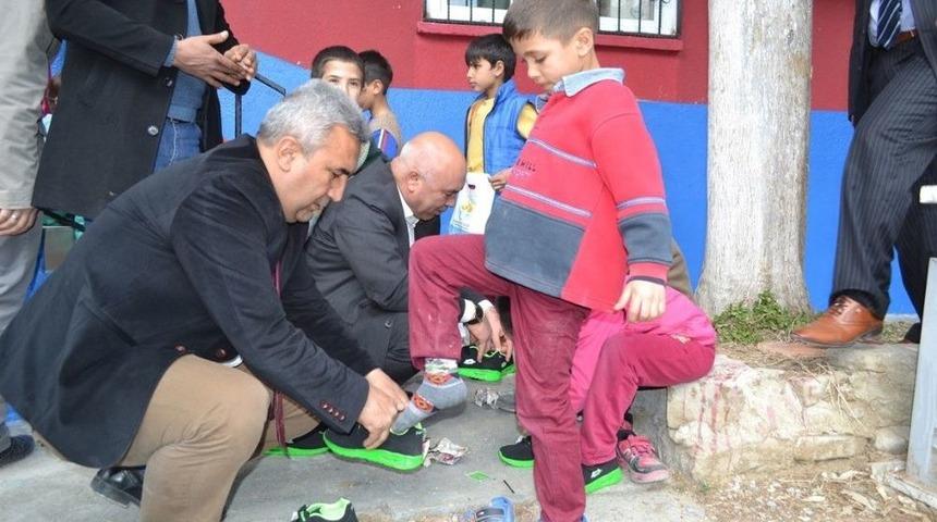 100 K&ouml;y Okuluna 100 K&uuml;t&uuml;phane Projesi Y&uuml;z G&uuml;ld&uuml;r&uuml;yor