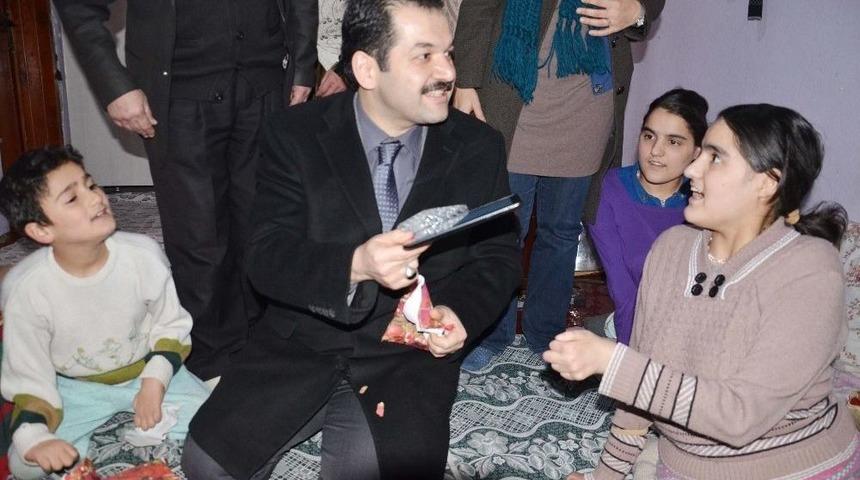 Kaymakam &Ouml;zkan Engelli &Ccedil;ocukları Sevindirdi