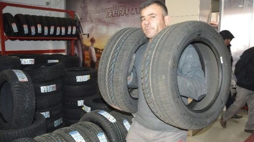 Niksar&rsquo;da &ldquo;kış Lastiği Mesaisi&rdquo; Başladı