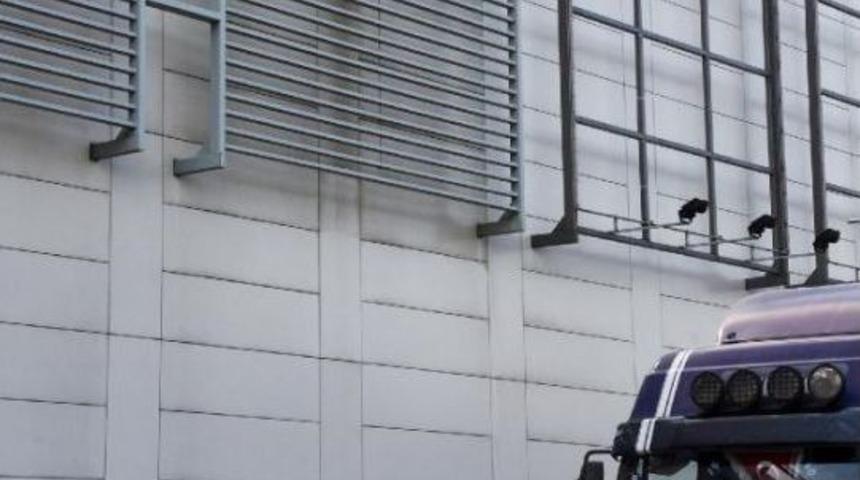 Eşi Terk Edince Avm'nin Balkonuna &Ccedil;ıktı