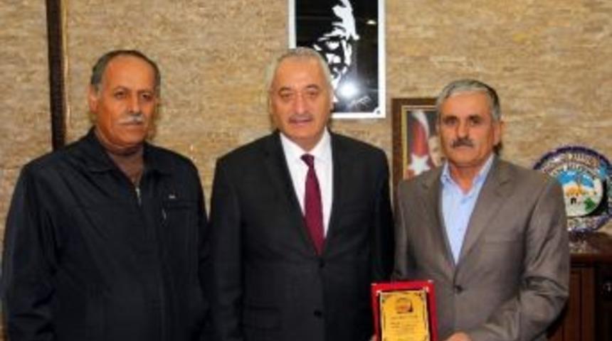 İncesu Belediye Başkanı Zekeriya Karayol Yılın Ahisine Plaket Verdi