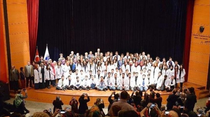 Sa&uuml;&rsquo;de Tıp &Ouml;ğrencileri Beyaz &Ouml;nl&uuml;k Giydi