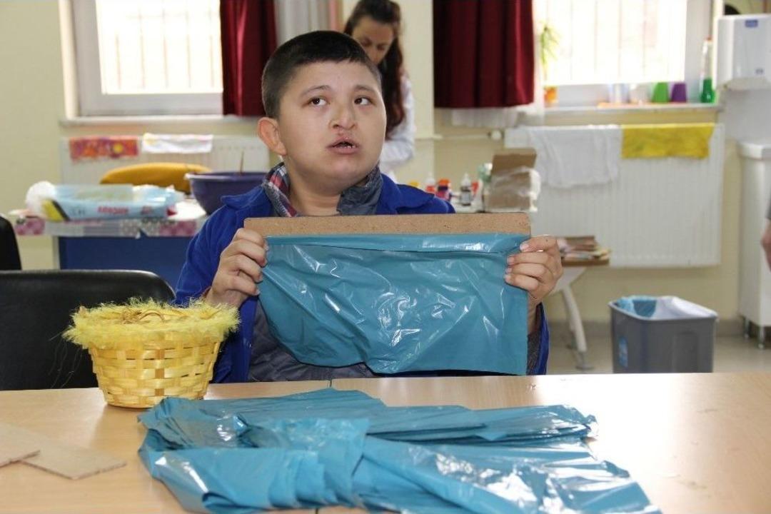 Galoşlar &Ouml;zel &Ccedil;ocuklardan