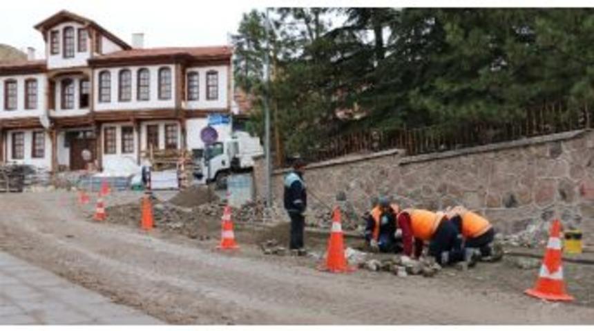 &Ccedil;ankırı Belediyesi Bozulan Yol Ve Kaldırımlar Yenileniyor