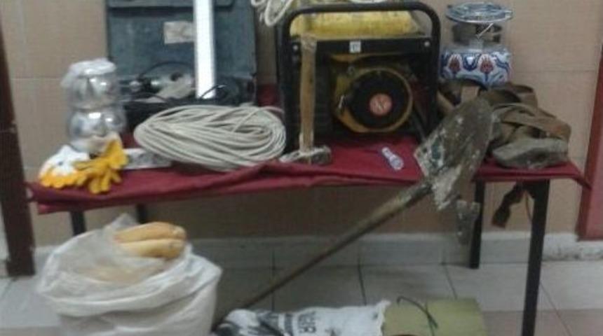 Kaçak Kazı Yapan 12 Kişi Suçüstü Yakalandı