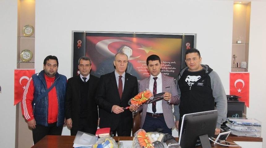 Gen&ccedil;lik Hizmetleri Ve Spor&rsquo;dan Malzeme Desteği