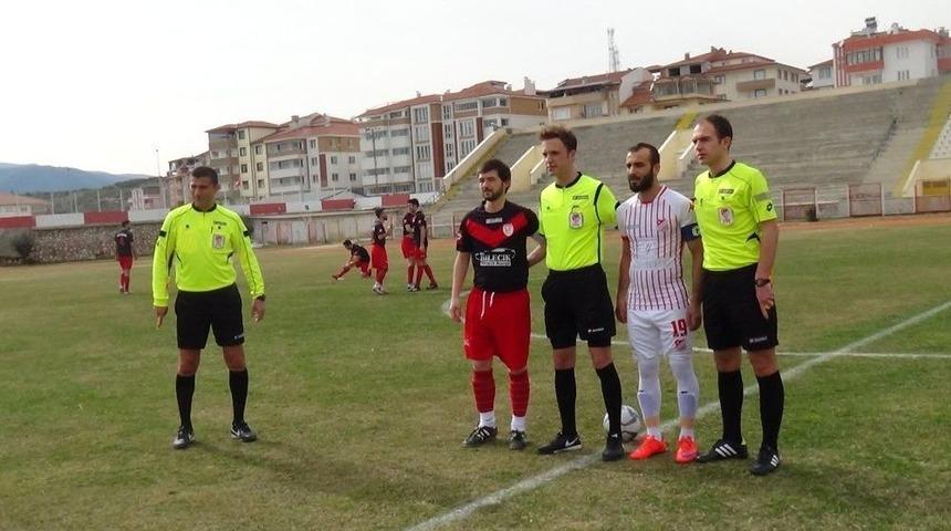 Bilecik&rsquo;te Yardımcı Hakemin Manidar Davranışı