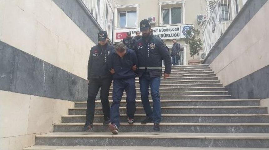 Polis S&uuml;s&uuml; Vererek Suriyeli Aileyi Soyan Hırsızlar Adliyeye Sevk Edildi