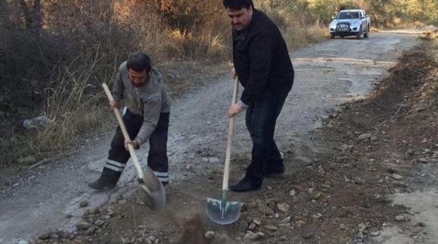 Başkan Hem Denetledi, Hem De Kazma K&uuml;reği Eline Alarak Alın Teri D&ouml;kt&uuml;