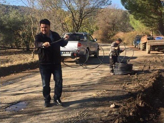 Başkan Hem Denetledi, Hem De Kazma Küreği Eline Alarak Alın Teri Döktü