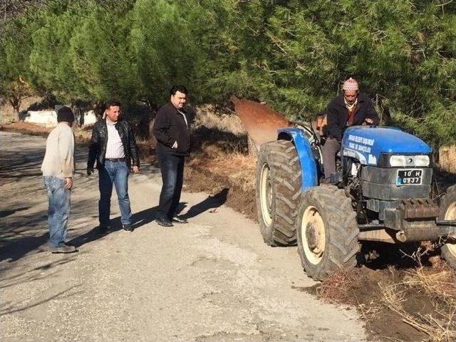 Başkan Hem Denetledi, Hem De Kazma Küreği Eline Alarak Alın Teri Döktü