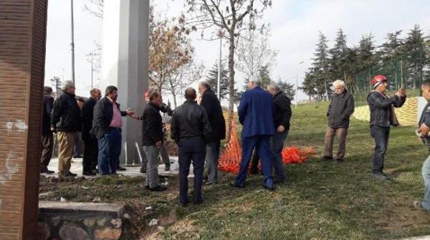 Şehidin Adının Verildiği Parka Türk Bayrağı Ile Kamufle Edilen Baz Istasyonuna Tepki