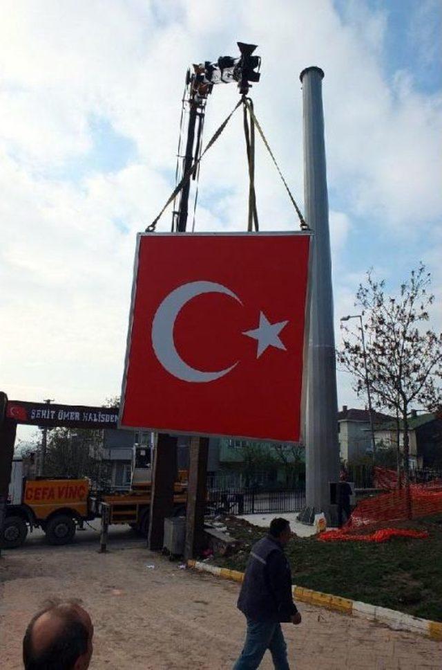 Şehidin Adının Verildiği Parka Türk Bayrağı Ile Kamufle Edilen Baz Istasyonuna Tepki