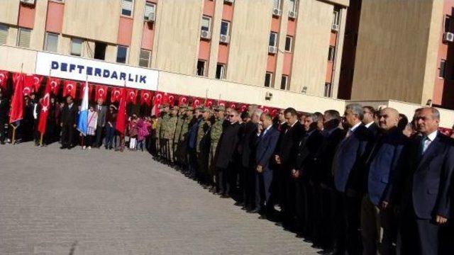 Onur Günü'nde Hem Vali, Hem Başkan Olarak Kutlamaları Kabul Etti