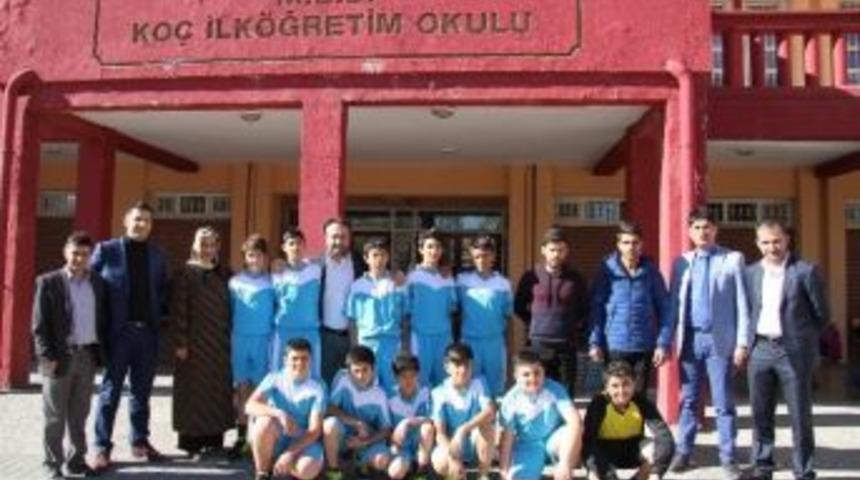 Vanlı İş Adamından Başarılı &Ouml;ğrencilere Forma