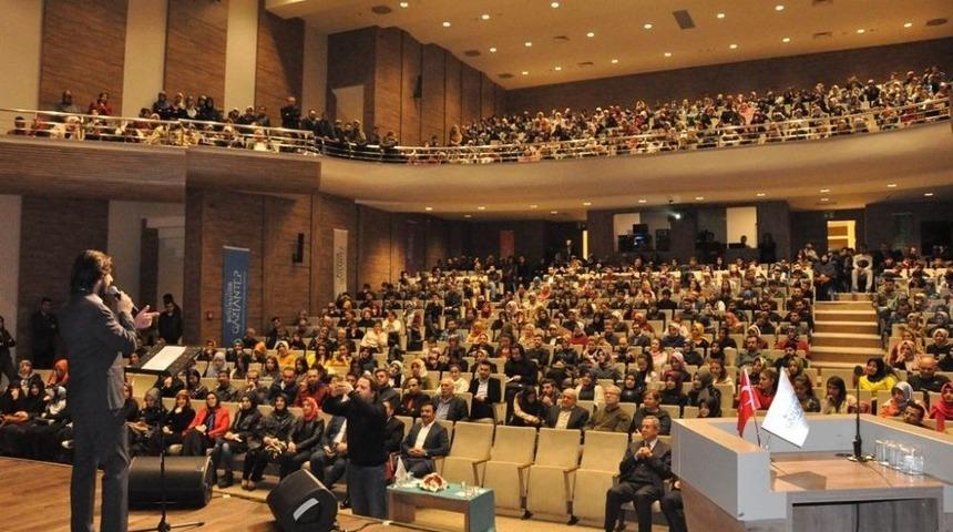 Selamlık Sohbetlerinde Hayati İnan&ccedil;, Aşk Kalbe D&uuml;ş&uuml;nceyi Anlattı