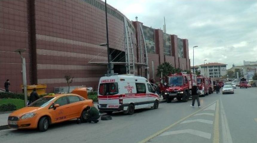 &Uuml;sk&uuml;dar&rsquo;da Avm&rsquo;de Meydana Gelen Yangın Paniğe Neden Oldu