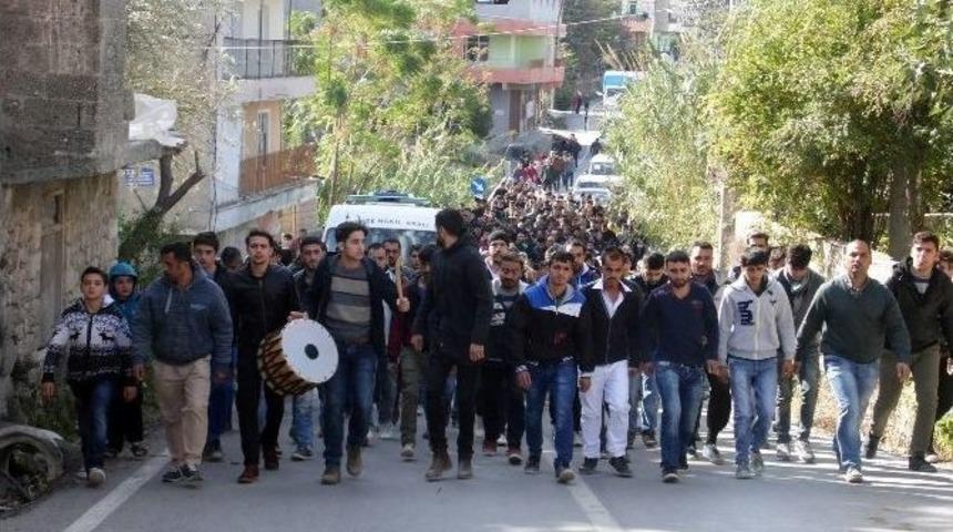 Kazada &Ouml;len Gence Davullu Uğurlama