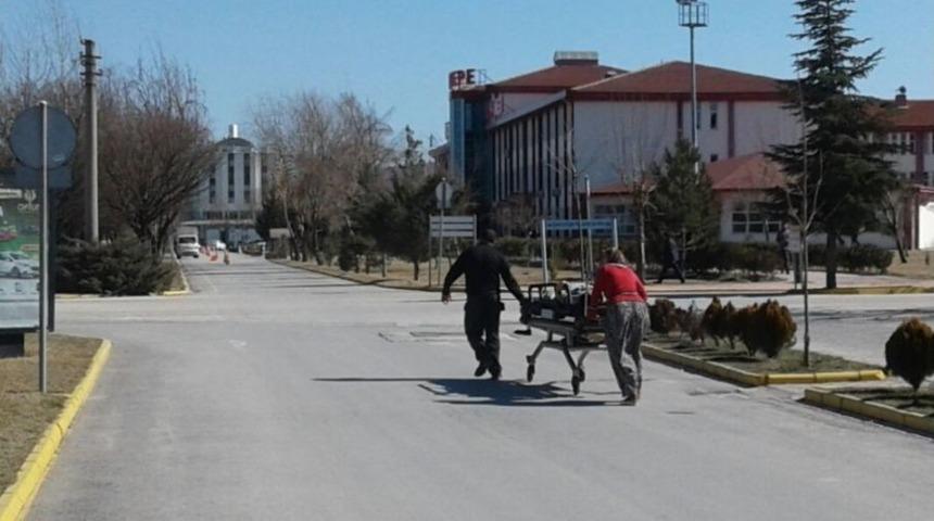 Engelli &Ccedil;ocuklarını Sedye İle Poliklinikler Arasında Anne Ve Babası Taşıdı