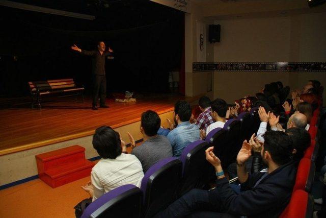 “bavulumdaki Hikayeler” Adlı Tiyatro Oyunu İzleyenlerden Tam Not Aldı