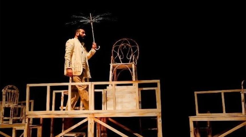 &rsquo;bir Delinin Hatıra Defteri&rsquo; İsimli Tiyatro Sahnelendi