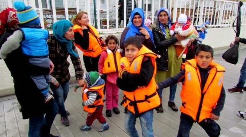 &Ccedil;eşme Ve Dikili'de 94 M&uuml;lteci Yakalandı