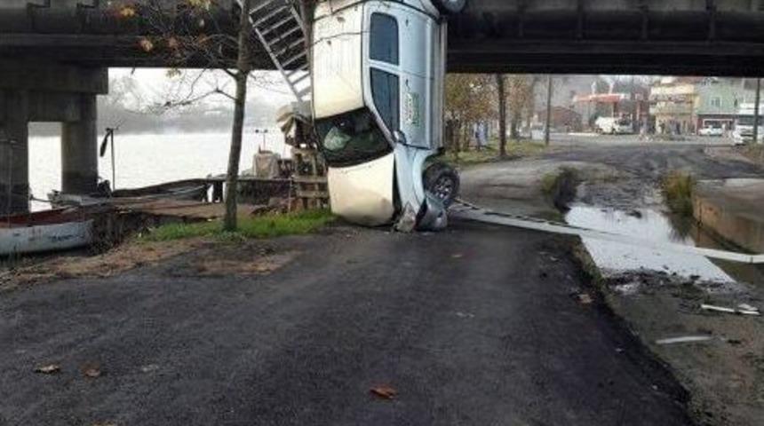 Sakarya&rsquo;da Otomobil K&ouml;pr&uuml;den U&ccedil;tu: 1 Yaralı