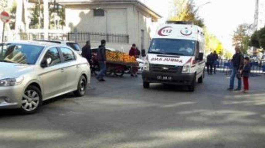 Kendini Yakmak İsteyen Genci Vatandaşlar Kurtardı