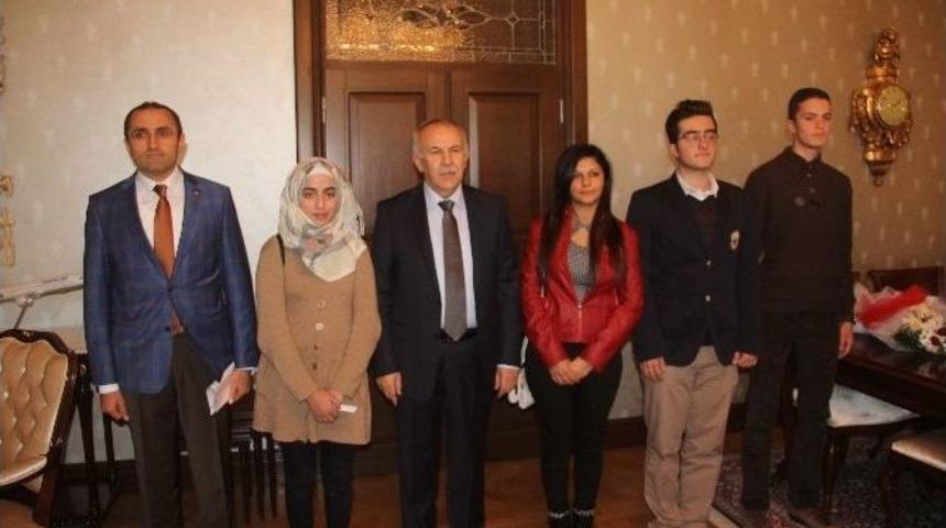 Suriyeli &Ccedil;ocuklar Vali Ata&rsquo;yı Ziyaret Etti
