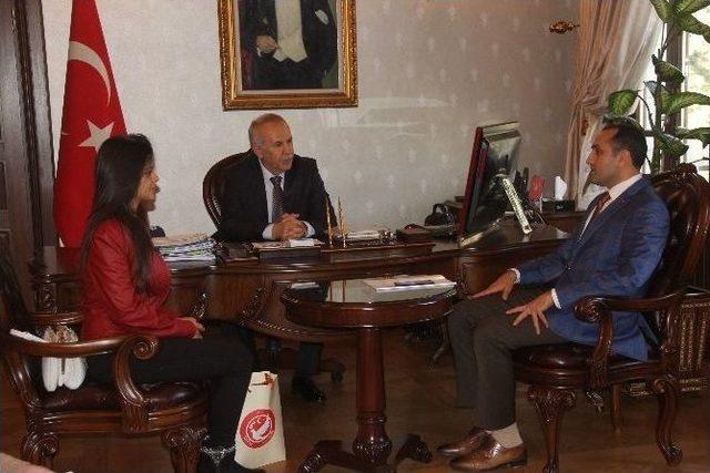 Suriyeli &Ccedil;ocuklar Vali Ata&rsquo;yı Ziyaret Etti 1