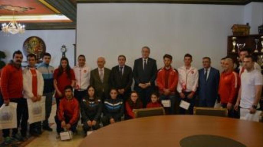 Başarılar Sporcular &Uuml;nver&rsquo;i Ziyaret Etti