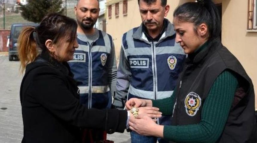 Hırsızlık Ş&uuml;phelisi &Ccedil;aldığı Saati Ablasına Hediye Etmiş