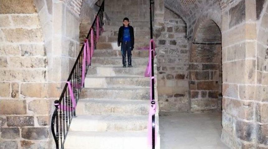 D&ouml;ğer Kervansaray&rsquo;ını K&uuml;&ccedil;&uuml;k Rehber Eşliğinde Geziyorlar