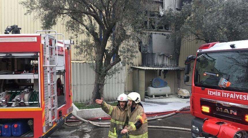 İzmir&rsquo;de Polyester Fabrikasında Yangın Paniği