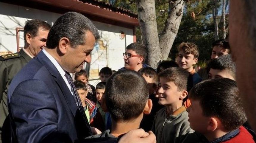 Vali &Ccedil;elik&rsquo;ten &Ccedil;ocuklara Tavsiye: