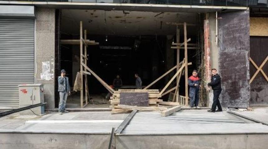 Şişli'de Akıl Almaz Olay... Kaldırımda Y&uuml;r&uuml;yen Bir Kişinin &Uuml;zerine Kepenk D&uuml;şt&uuml;